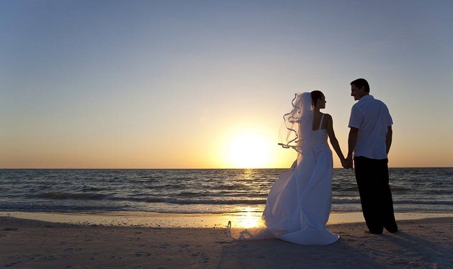 Il matrimonio in spiaggia perfetto: idee e consigli per location, catering, allestimenti, bomboniere e tutto il necessario per sposarsi al mare.